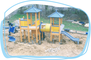 Aufbau des neuen Spielplatzes am Mathiaskirchplatz - Kindergarten