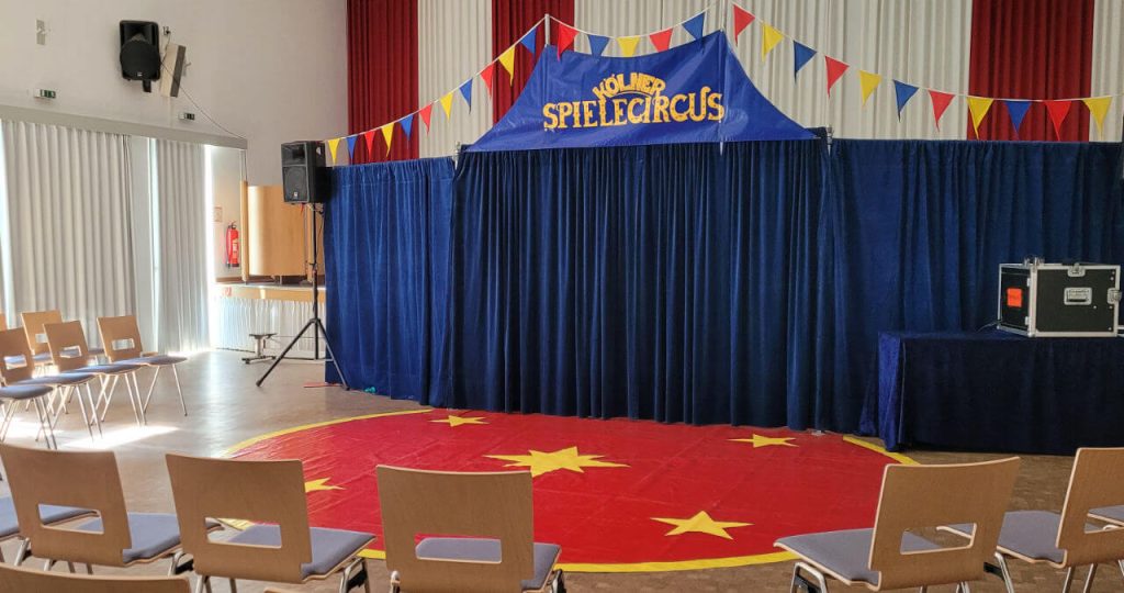 Am 8. März 2024 war es dann endlich soweit: Wir Eltern durften unseren Kindern zuschauen, wie Sie sich in Clowns, Artisten und Künstler verwandelt haben.